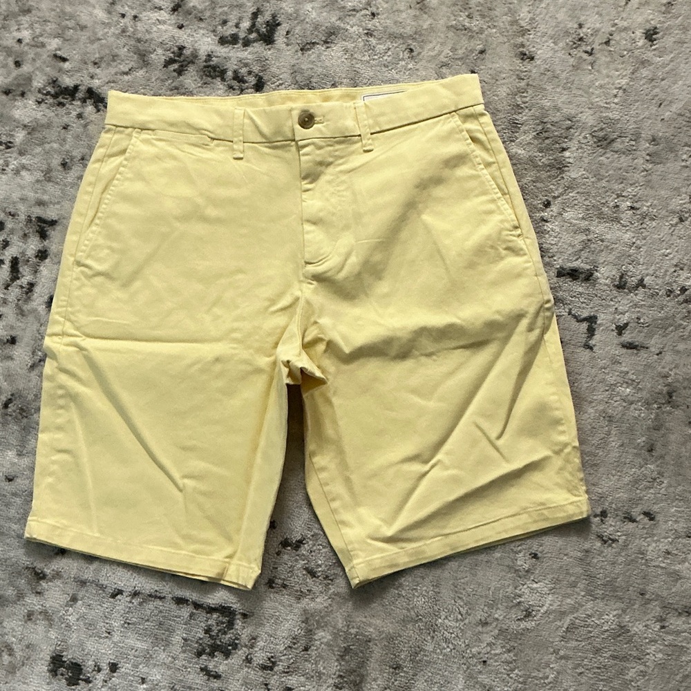 GAP Light Yellow Men's Flat Front Shorts Size 30 10” Short